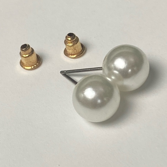 🎈Sale 🎈2 for $10 NWOT never worn faux pearl round ball post earrings church - Picture 4 of 5
